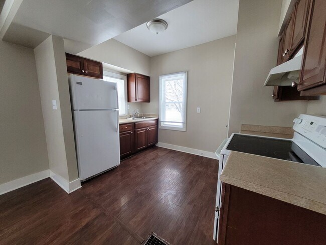 Building Photo - 2 Bedroom, 1 Bathroom home with front porch and fenced yard!