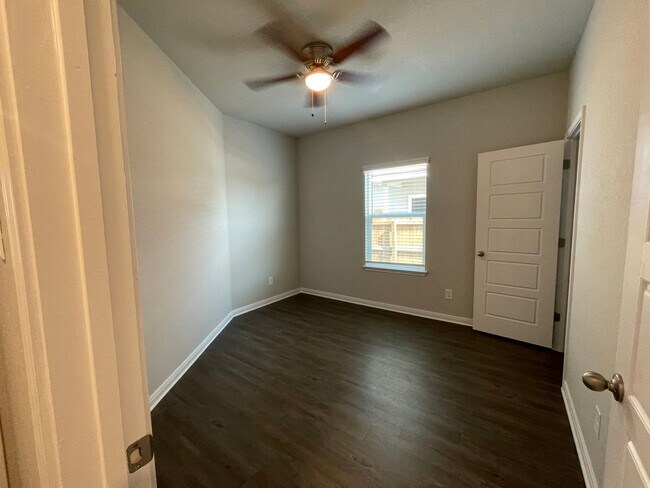 Building Photo - Luxury 3x2 Duplex in Seguin, TX!