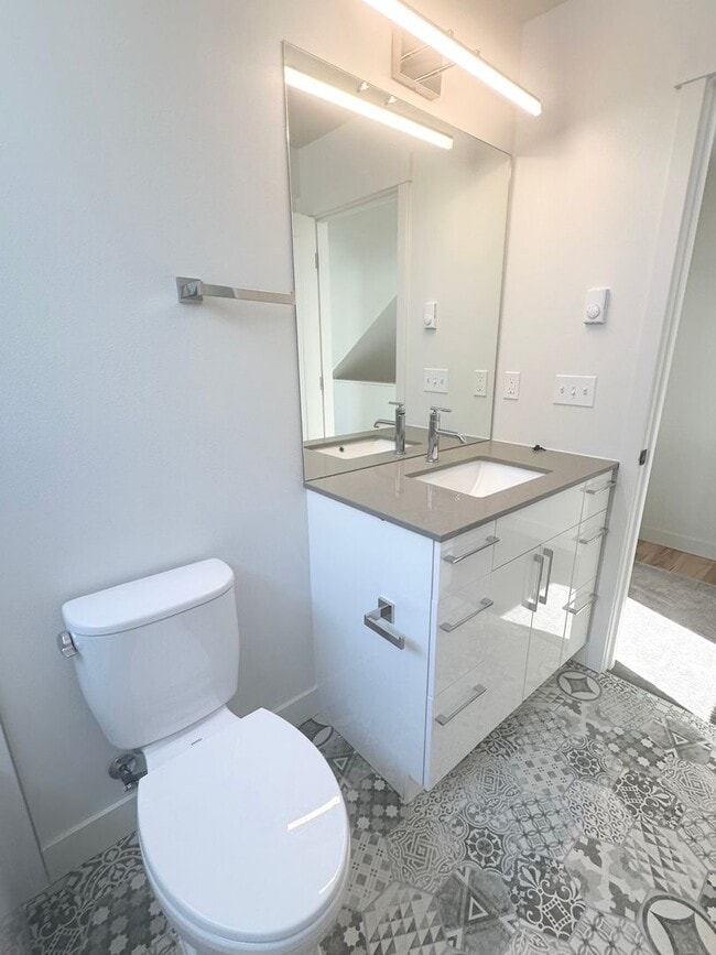 Building Photo - Just listed! Modern 2-bed, 2-bath Townhome...