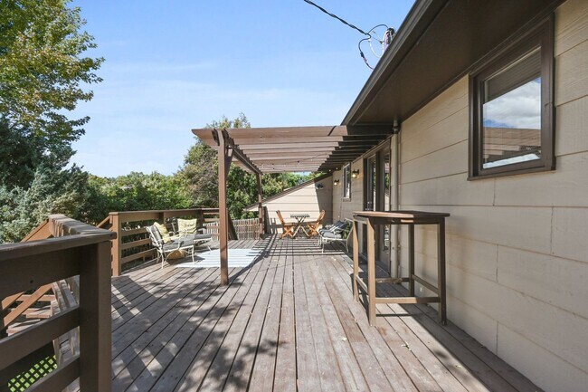 Building Photo - Amazing Arvada Upstairs Duplex Available Now!