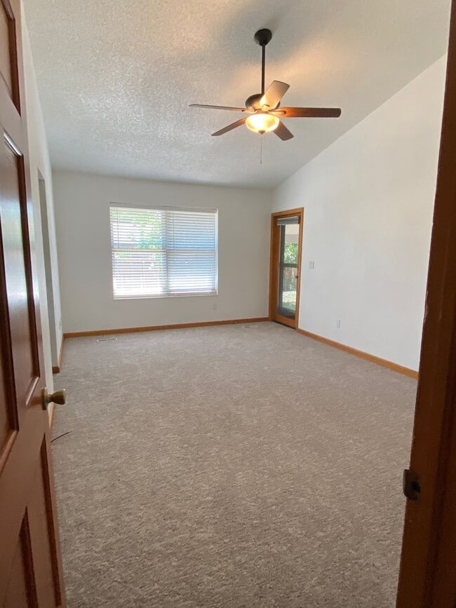 Building Photo - 3 Bedroom 2 Bath home