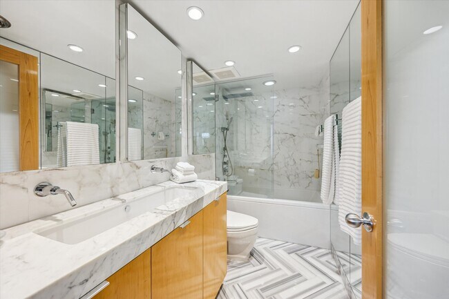 Building Photo - 2701 Westheimer Rd