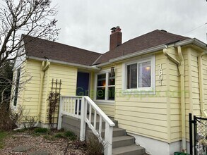 Building Photo - 2-Bedroom 2-Bathroom House in NE Portland,...