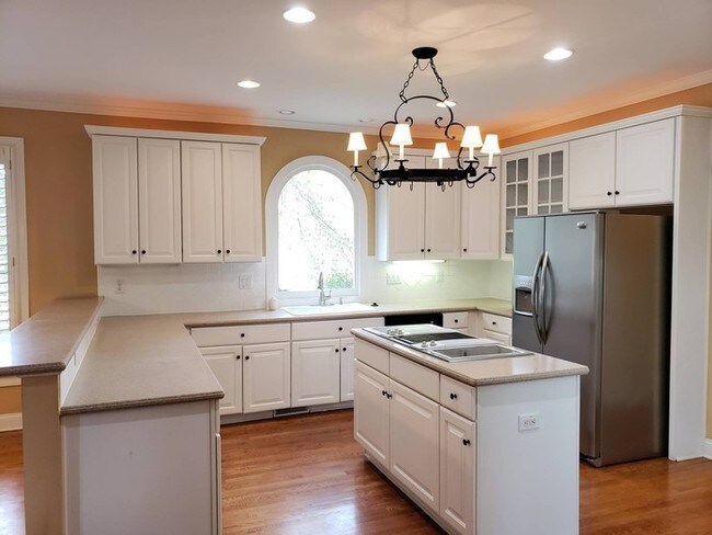 Building Photo - Johns Creek Beauty
