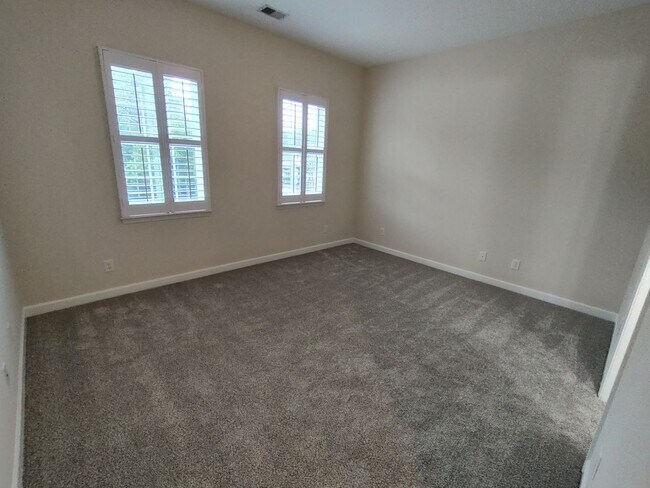 Building Photo - 3350 Pampas Dr