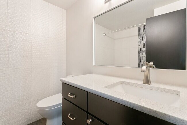 Building Photo - Charming 2BR + Loft Townhome with Stylish ...