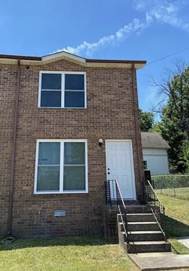 Building Photo - Charming 2 Bed, 1.5 Bath in the Heart of East Nashville