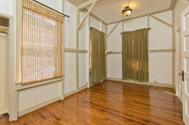 Building Photo - Cozy 2 BD Lower Kalihi NO PARKING