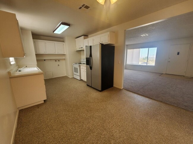 Building Photo - 3 bedroom in Hansen Track