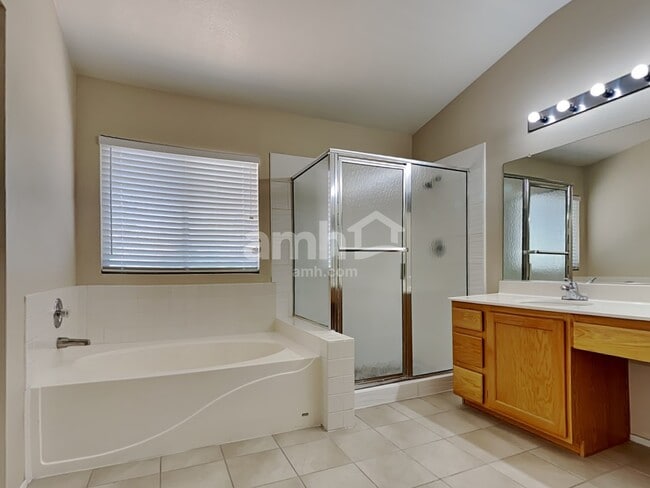 Building Photo - 1330 Summer Dawn Ave