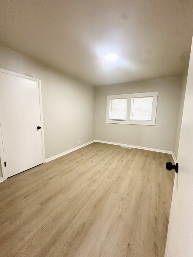 Building Photo - 716 E 17th St