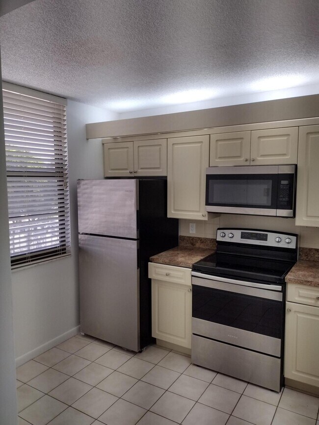 Building Photo - 3520 Whitehall Dr