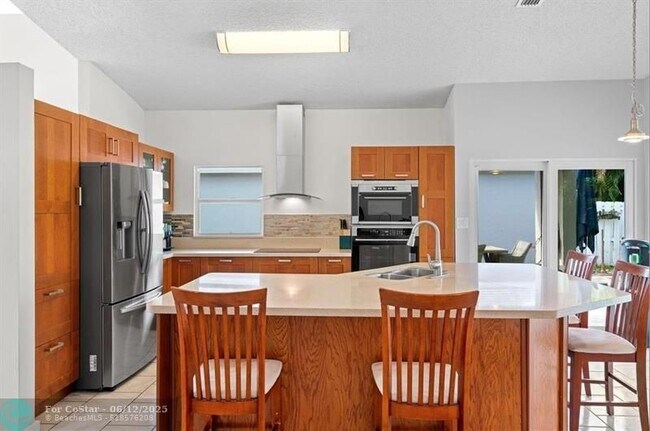 Building Photo - 611 Royal Palm Way