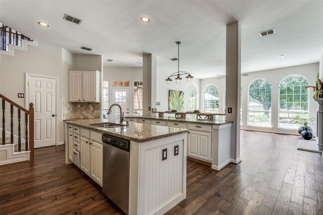 Building Photo - Located in a highly desirable neighborhood.