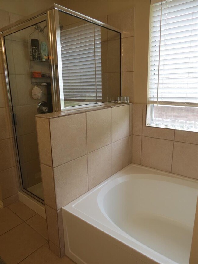 Building Photo - 402 Las Colinas Dr