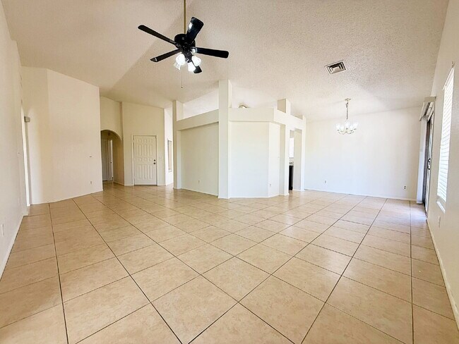 Building Photo - Golf Course Backyard! Updated 3-Bed Home i...