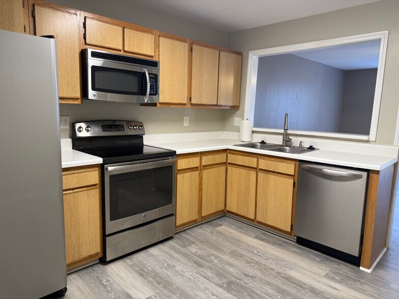 Kitchen with appliances - 101 Davis St