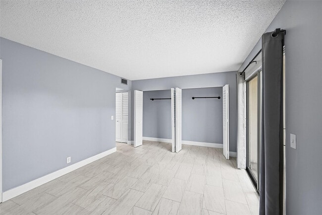 Building Photo - 436 Fanshaw K