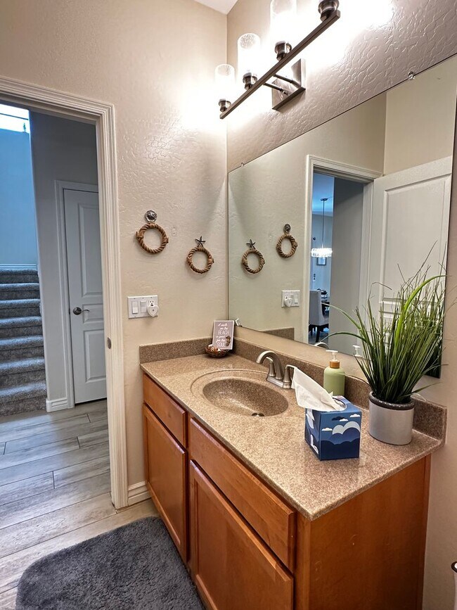 Building Photo - HIGHLY DESIRABLE FULLY FURNISHED 3 BEDROOM...