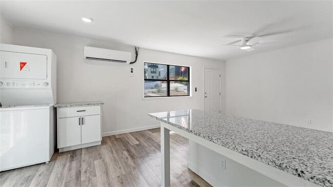 Building Photo - 828 W Caraway St