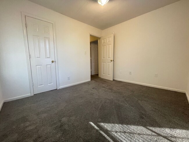 Building Photo - Adorable Rancher Style Home