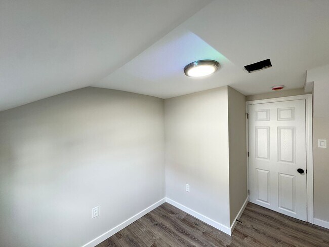 Building Photo - BRAND NEW RENOVATION! Modern 3BR Single Fa...