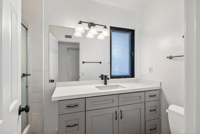 Building Photo - COMPLETELY UPDATED CALABASAS HOME!