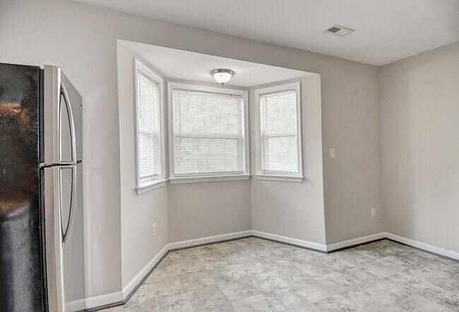 Building Photo - HOUSE FOR RENT