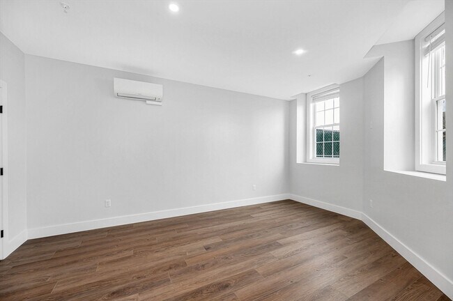 Building Photo - 241 W 6th St