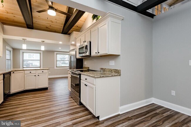 Building Photo - 21 Elm Rd