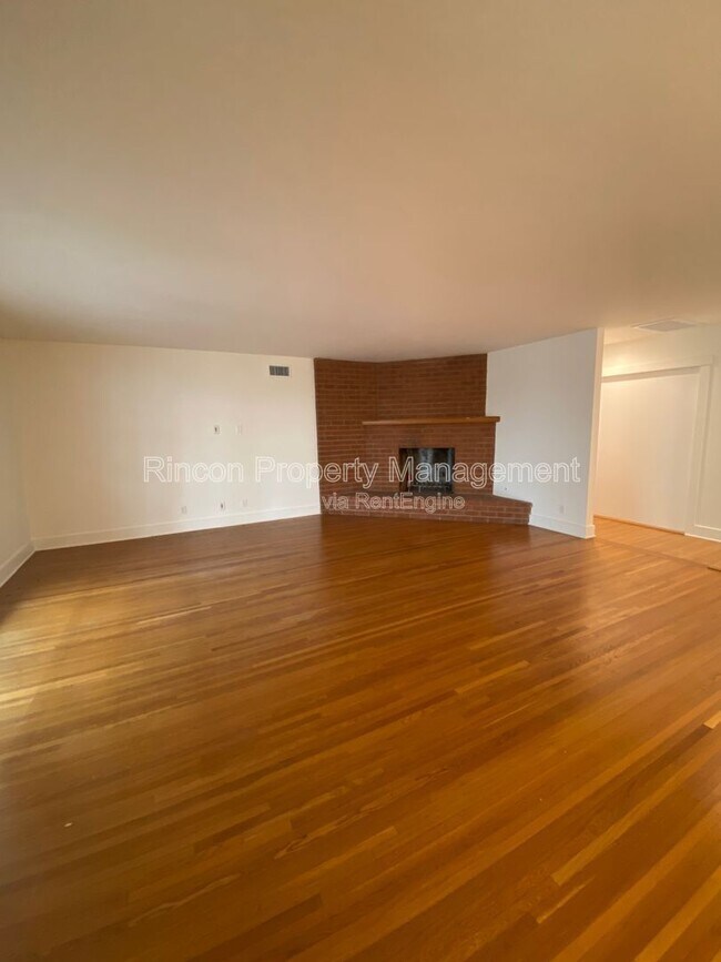 Building Photo - 373 Sierra Dr