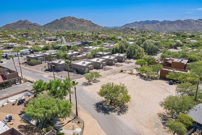 Building Photo - 6041 E Valley Way