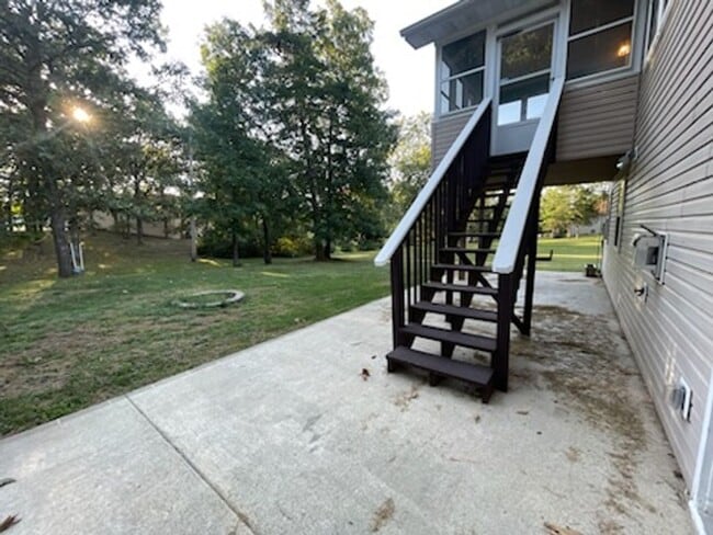 Building Photo - Spacious 3 bedroom/3 bath home