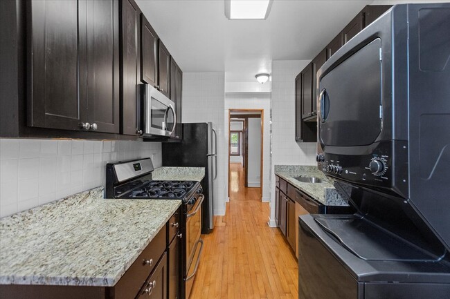 Building Photo - Spacious 2 bed, 1 bath apartment w. modern...