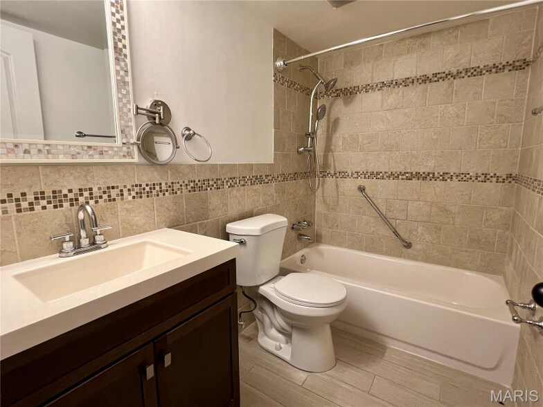 Building Photo - 6990 Colonial Woods Dr