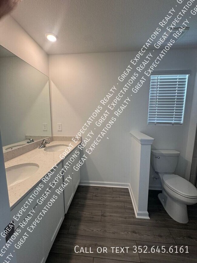 Building Photo - 4923 SW 81st Loop