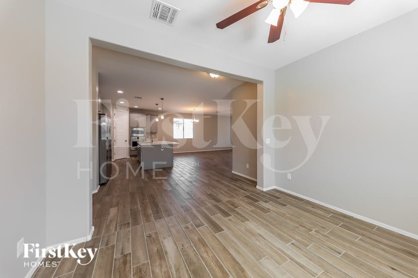 Building Photo - 18530 W Robin Ln