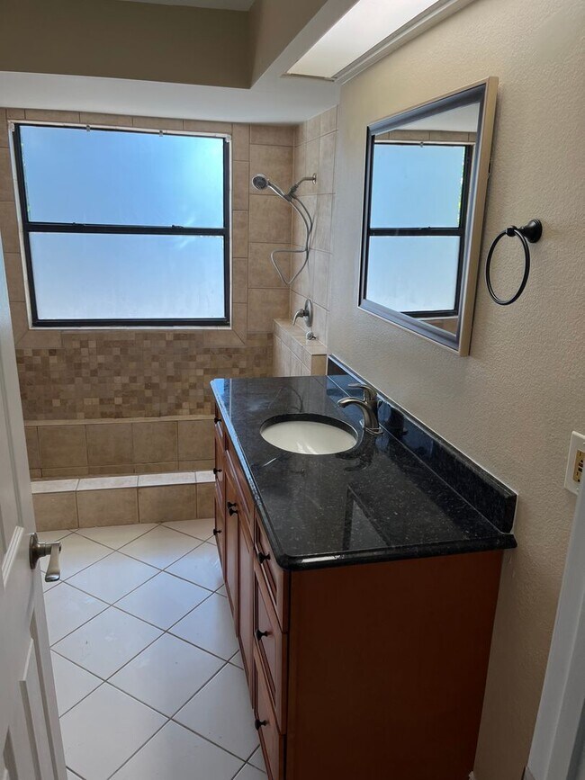 Building Photo - Spacious 3/3 home in Highlands