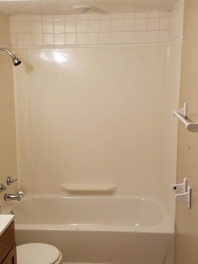 Building Photo - Make yourself at home in this clean 3-bedr...