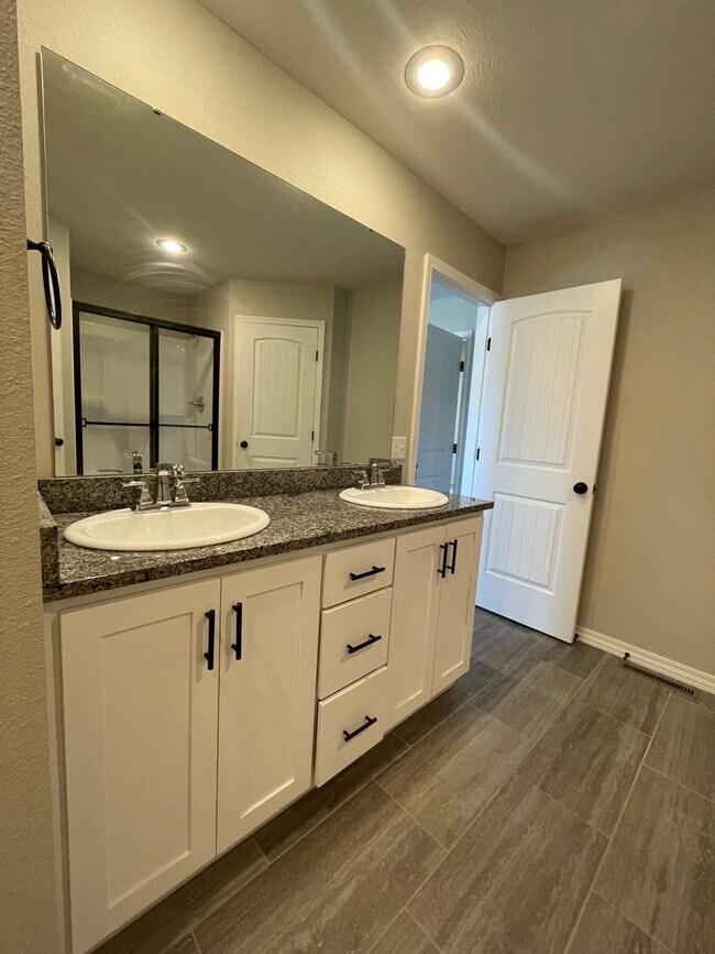 Building Photo - Executive Rental - Old Castle Estate Subdivision - Nixa