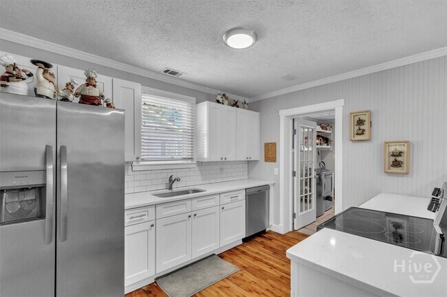 Building Photo - 404 E 66th St