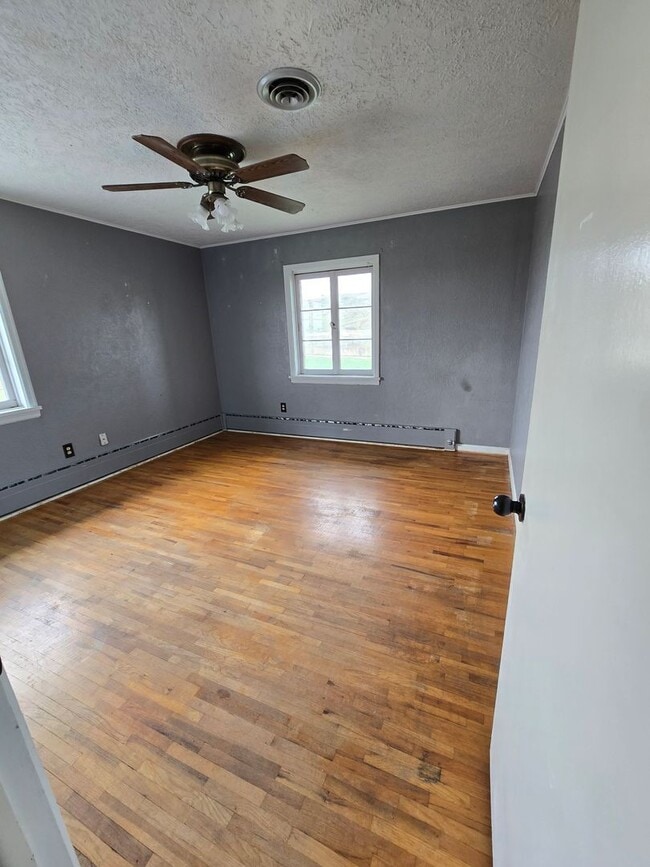 Building Photo - 4 bed, 3 bath house in the country