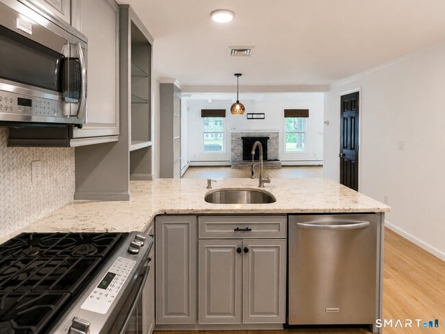 Building Photo - 10 Evergreen Pl