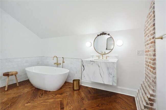 Building Photo - 810 Bourbon St