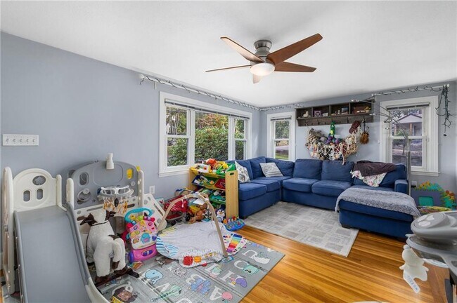 Building Photo - 61 School St