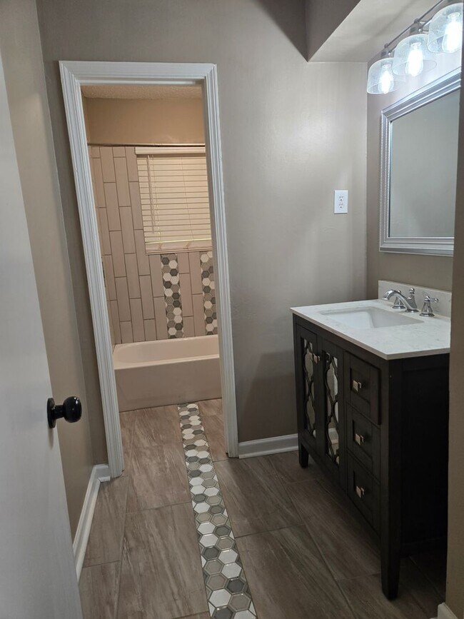 Building Photo - MOVE-IN SPECIAL 1/2 OFF 1ST MONTH'S RENT!!