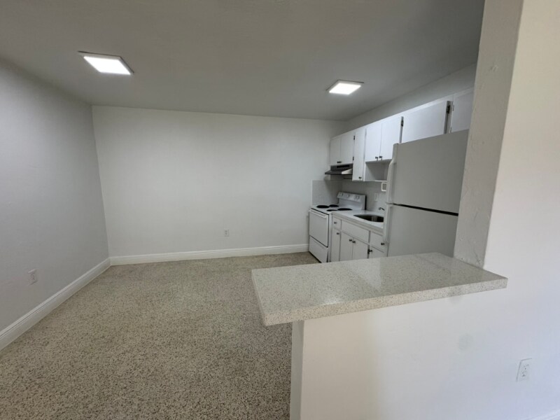 Building Photo - 955 SW 71st Ave