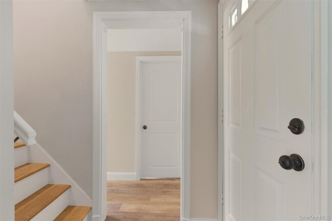 Building Photo - 327 W Neck Rd