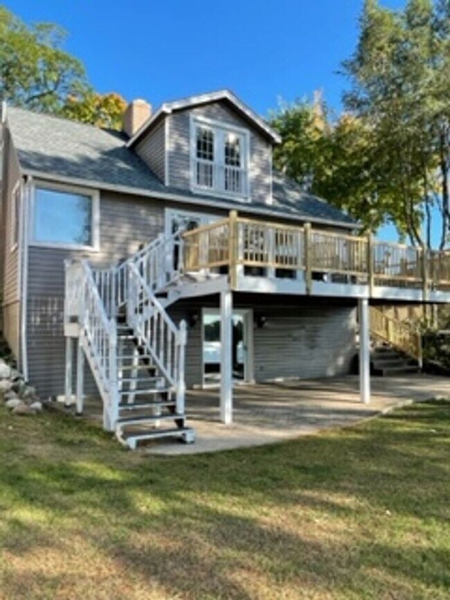 Building Photo - Lake Oakland Lakefront Home - 3 Bedroom 2 ...