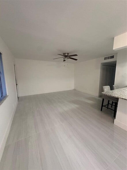 Building Photo - 720 Meadows Cir